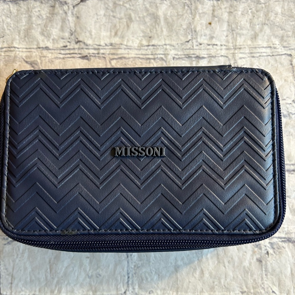 MISSONI DELTA NAVY NON LEATHER TRAVEL CASE ZIPS AROUND GOLD TONE HARDWARE